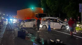 Petugas Jasa Marga mengevakuasi kendaraan dan korban kecelakaan beruntun di KM 93 Tol Cipularang arah Jakarta. (Posnews/Jasamarga)
