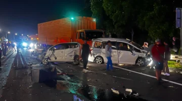 Petugas Jasa Marga mengevakuasi kendaraan dan korban kecelakaan beruntun di KM 93 Tol Cipularang arah Jakarta. (Posnews/Jasamarga)