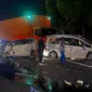 Petugas Jasa Marga mengevakuasi kendaraan dan korban kecelakaan beruntun di KM 93 Tol Cipularang arah Jakarta. (Posnews/Jasamarga)