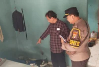 Petugas memeriksa lokasi ledakan gas LPG di Kampung Kandang Depok. (Posnews/Ist)