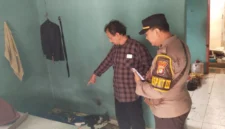 Petugas memeriksa lokasi ledakan gas LPG di Kampung Kandang Depok. (Posnews/Ist)