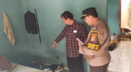 Petugas memeriksa lokasi ledakan gas LPG di Kampung Kandang Depok. (Posnews/Ist)