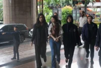 Petugas Imigrasi dan tim Interpol Indonesia mengamankan buron Red Notice asal Portugal di Kantor Imigrasi Jakarta Selatan. (Posnews/KemImipas)
