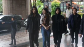 Petugas Imigrasi dan tim Interpol Indonesia mengamankan buron Red Notice asal Portugal di Kantor Imigrasi Jakarta Selatan. (Posnews/KemImipas)
