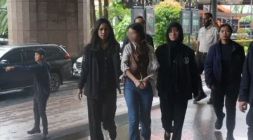 Petugas Imigrasi dan tim Interpol Indonesia mengamankan buron Red Notice asal Portugal di Kantor Imigrasi Jakarta Selatan. (Posnews/KemImipas)
