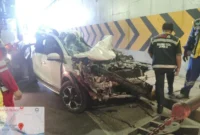 Petugas mengevakuasi kendaraan yang terlibat kecelakaan beruntun di Tol JORR KM 30 arah Pondok Pinang Jakarta Selatan. (Posnews/Ist)