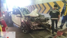 Petugas mengevakuasi kendaraan yang terlibat kecelakaan beruntun di Tol JORR KM 30 arah Pondok Pinang Jakarta Selatan. (Posnews/Ist)