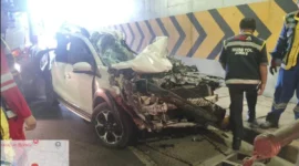 Petugas mengevakuasi kendaraan yang terlibat kecelakaan beruntun di Tol JORR KM 30 arah Pondok Pinang Jakarta Selatan. (Posnews/Ist)