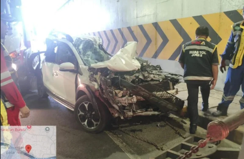 Petugas mengevakuasi kendaraan yang terlibat kecelakaan beruntun di Tol JORR KM 30 arah Pondok Pinang Jakarta Selatan. (Posnews/Ist)
