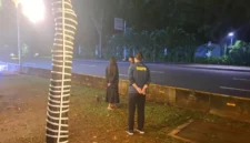 Petugas keamanan berjaga di depan gerbang Istana Merdeka saat mengamankan wanita yang diduga melakukan percobaan bunuh diri. (Posnews/Ist)