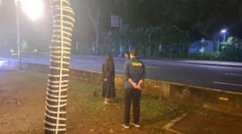 Petugas keamanan berjaga di depan gerbang Istana Merdeka saat mengamankan wanita yang diduga melakukan percobaan bunuh diri. (Posnews/Ist)