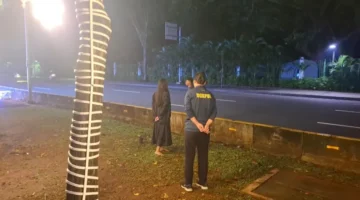 Petugas keamanan berjaga di depan gerbang Istana Merdeka saat mengamankan wanita yang diduga melakukan percobaan bunuh diri. (Posnews/Ist)