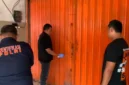 Petugas polisi melakukan olah TKP penemuan mayat di dalam freezer kios ayam di Bekasi. (Posnews/Ist)