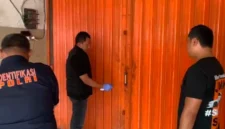 Petugas polisi melakukan olah TKP penemuan mayat di dalam freezer kios ayam di Bekasi. (Posnews/Ist)