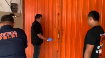 Petugas polisi melakukan olah TKP penemuan mayat di dalam freezer kios ayam di Bekasi. (Posnews/Ist)