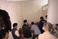 Petugas kepolisian mengamankan tersangka pembunuhan wanita di Cipayung Jakarta Timur yang ditangkap di Tol Tangerang–Merak saat hendak melarikan diri ke Sumatera, 21 Maret 2026. (Posnews/Ist)