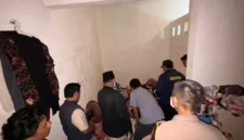 Petugas kepolisian mengamankan tersangka pembunuhan wanita di Cipayung Jakarta Timur yang ditangkap di Tol Tangerang–Merak saat hendak melarikan diri ke Sumatera, 21 Maret 2026. (Posnews/Ist)