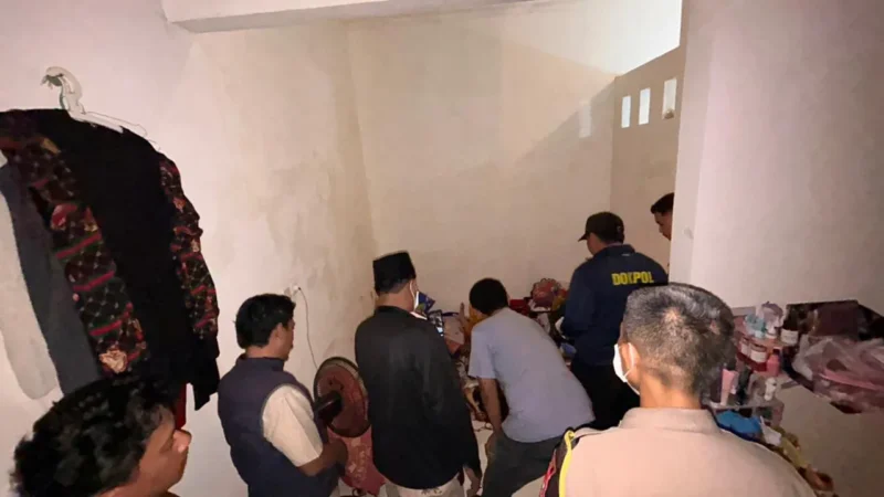 Petugas kepolisian mengamankan tersangka pembunuhan wanita di Cipayung Jakarta Timur yang ditangkap di Tol Tangerang–Merak saat hendak melarikan diri ke Sumatera, 21 Maret 2026. (Posnews/Ist)