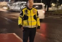 Personel Polda Metro Jaya melakukan penghormatan terakhir kepada Brigadir Fajar Permana yang gugur usai bertugas mengawal arus mudik Lebaran 2026. (Posnews/Ist)