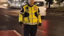 Personel Polda Metro Jaya melakukan penghormatan terakhir kepada Brigadir Fajar Permana yang gugur usai bertugas mengawal arus mudik Lebaran 2026. (Posnews/Ist)