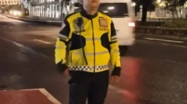 Personel Polda Metro Jaya melakukan penghormatan terakhir kepada Brigadir Fajar Permana yang gugur usai bertugas mengawal arus mudik Lebaran 2026. (Posnews/Ist)