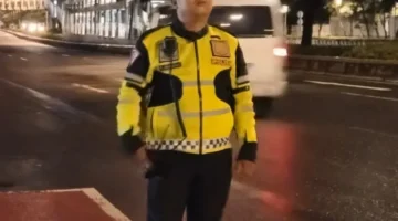 Personel Polda Metro Jaya melakukan penghormatan terakhir kepada Brigadir Fajar Permana yang gugur usai bertugas mengawal arus mudik Lebaran 2026. (Posnews/Ist)