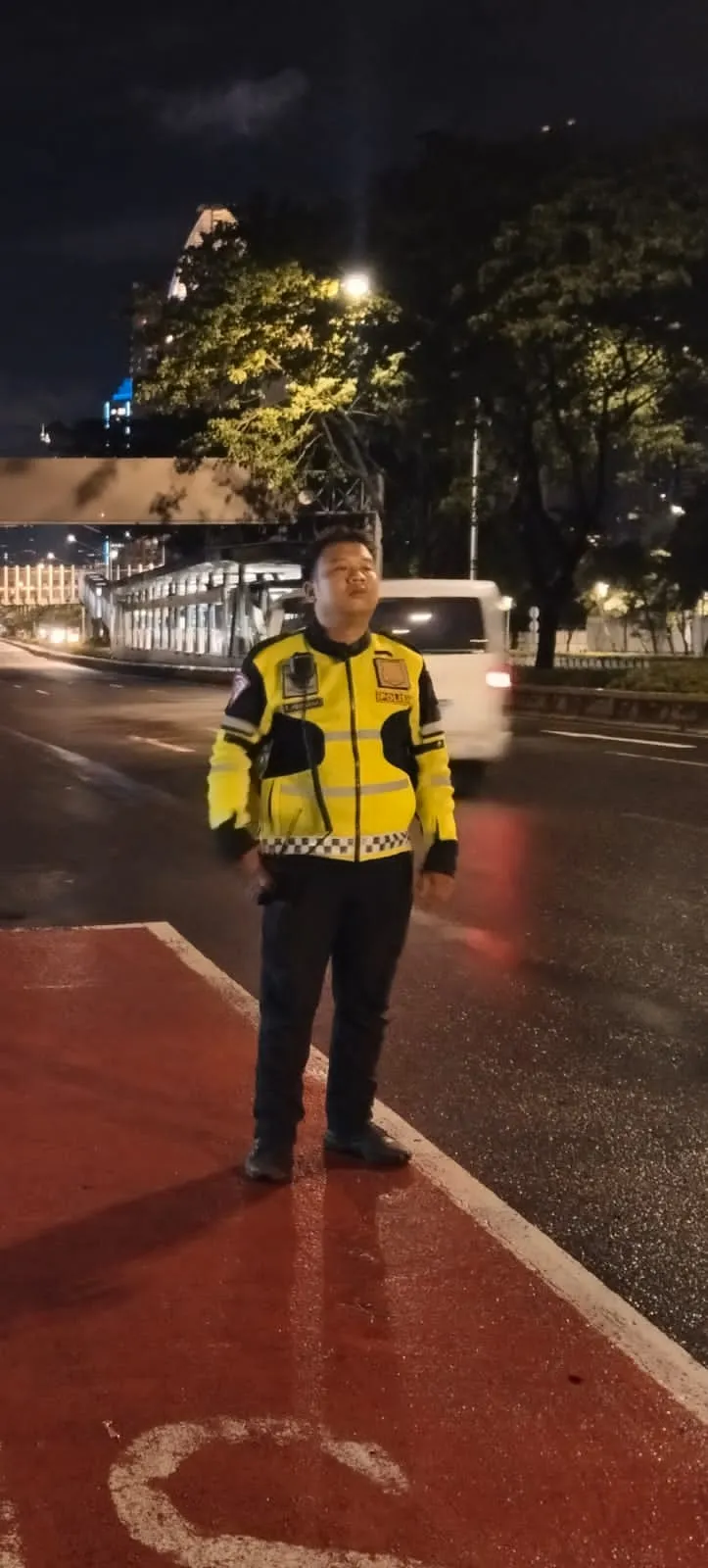 Personel Polda Metro Jaya melakukan penghormatan terakhir kepada Brigadir Fajar Permana yang gugur usai bertugas mengawal arus mudik Lebaran 2026. (Posnews/Ist)