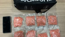 Polisi Polda Metro Jaya menunjukkan barang bukti 2.000 butir ekstasi yang disita dari pengedar di kawasan Cililitan Jakarta Timur. (Posnews/Ist)