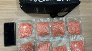 Polisi Polda Metro Jaya menunjukkan barang bukti 2.000 butir ekstasi yang disita dari pengedar di kawasan Cililitan Jakarta Timur. (Posnews/Ist)