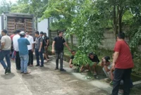 Polisi menyita tiga truk berisi daging beku kedaluwarsa di Tangerang. (Posnews/Ist)