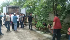 Polisi menyita tiga truk berisi daging beku kedaluwarsa di Tangerang. (Posnews/Ist)