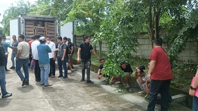 Polisi menyita tiga truk berisi daging beku kedaluwarsa di Tangerang. (Posnews/Ist)