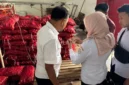Polisi memeriksa ratusan karung bawang bombai impor ilegal di gudang Jalan Rajasa Kedungkandang Kota Malang. (red)