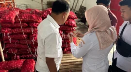 Polisi memeriksa ratusan karung bawang bombai impor ilegal di gudang Jalan Rajasa Kedungkandang Kota Malang. (red)
