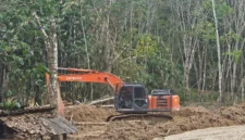 Polisi Polda Lampung mengamankan ekskavator dan mesin tambang saat menggerebek tambang emas ilegal di Way Kanan. (Posnews/Ist)