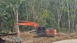 Polisi Polda Lampung mengamankan ekskavator dan mesin tambang saat menggerebek tambang emas ilegal di Way Kanan. (Posnews/Ist)