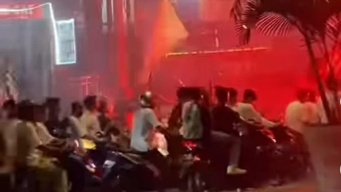 Polisi Amankan Remaja Konvoi Motor di Jakarta Barat, Bawa Petasan dan Bendera. (Posnews/Ist)