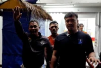 Kanit Reskrim Polsek Tanjung Priok AKP Handam Samudro Evakuasi Pelaku Pencuri Alfamart di Tanjung Priok, Minggu (15/03/2026) malam. (Posnews/MR)