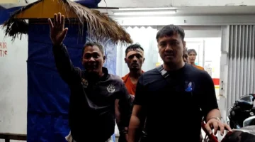 Kanit Reskrim Polsek Tanjung Priok AKP Handam Samudro Evakuasi Pelaku Pencuri Alfamart di Tanjung Priok, Minggu (15/03/2026) malam. (Posnews/MR)