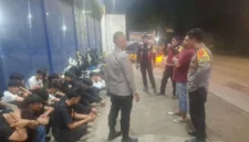 Polisi mengamankan remaja konvoi motor dan menyita petasan serta kendaraan di Gunung Putri Bogor. (Posnews/Ist)