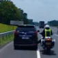 Seorang polisi lalu lintas mendorong mobil mogok dengan kaki di Tol Cikopo–Palimanan (Cipali) saat arus mudik Lebaran 2026 viral di media sosial. (Posnews/Instagram)