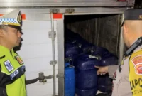 Polisi menyita 1.500 liter tuak dari mobil boks setelah aksi kejar-kejaran di Soreang Bandung saat razia arus mudik 2026. (Posnews/Ist)