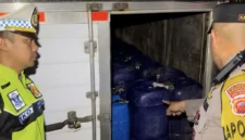 Polisi menyita 1.500 liter tuak dari mobil boks setelah aksi kejar-kejaran di Soreang Bandung saat razia arus mudik 2026. (Posnews/Ist)