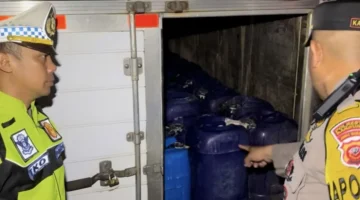 Polisi menyita 1.500 liter tuak dari mobil boks setelah aksi kejar-kejaran di Soreang Bandung saat razia arus mudik 2026. (Posnews/Ist)