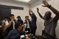 Polisi mengamankan dua WNA pelaku penipuan modus Black Dollar di apartemen Jakarta Barat. (Posnews/Ist)