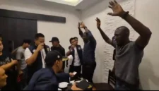 Polisi mengamankan dua WNA pelaku penipuan modus Black Dollar di apartemen Jakarta Barat. (Posnews/Ist)