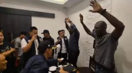 Polisi mengamankan dua WNA pelaku penipuan modus Black Dollar di apartemen Jakarta Barat. (Posnews/Ist)