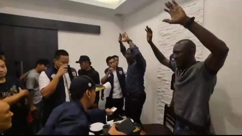 Polisi mengamankan dua WNA pelaku penipuan modus Black Dollar di apartemen Jakarta Barat. (Posnews/Ist)