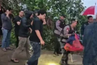 Polisi menemukan potongan tubuh korban mutilasi di kebun bambu wilayah Cariu, Bogor, dengan bantuan anjing pelacak K-9 Polda Metro Jaya. (Posnews/Ist)
