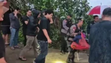 Polisi menemukan potongan tubuh korban mutilasi di kebun bambu wilayah Cariu, Bogor, dengan bantuan anjing pelacak K-9 Polda Metro Jaya. (Posnews/Ist)
